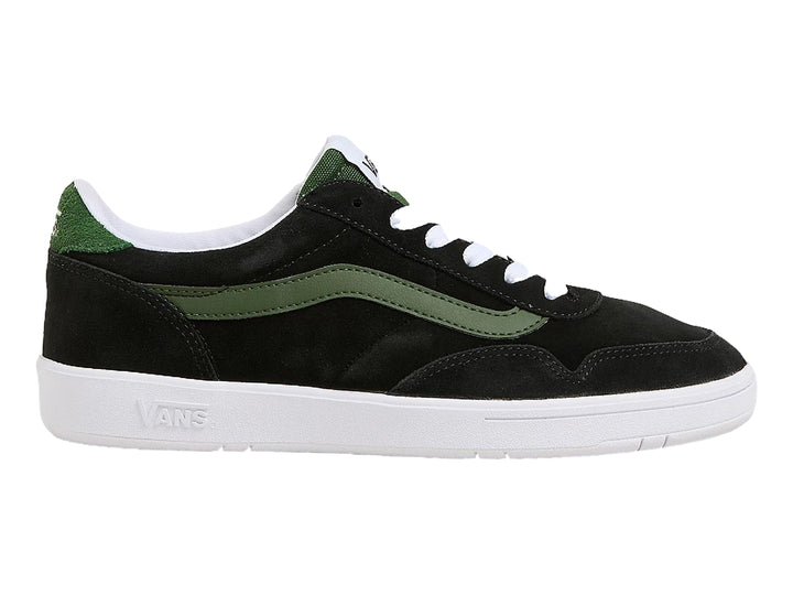 Tenis VANS color negro con franja lateral verde y suela blanca.