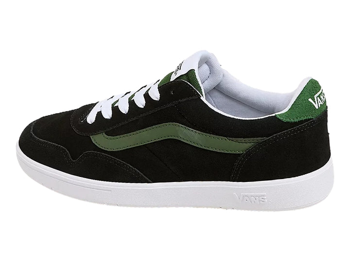 Tenis VANS color negro con franja lateral verde y suela blanca.