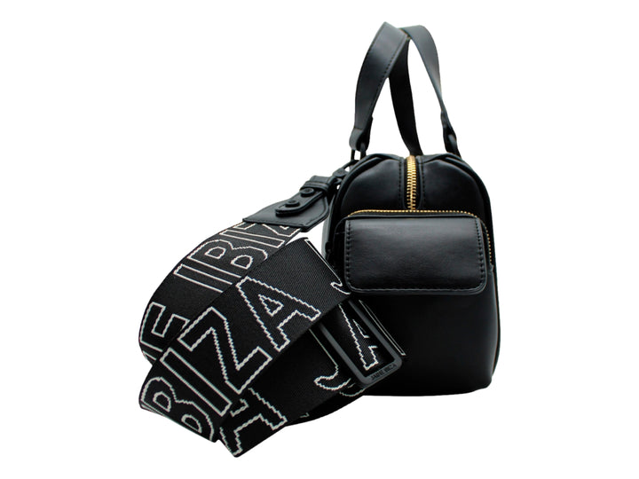 Bolso negro de Jaime Ibiza con asas superiores, correa ajustable y detalle decorativo circular en el frente.