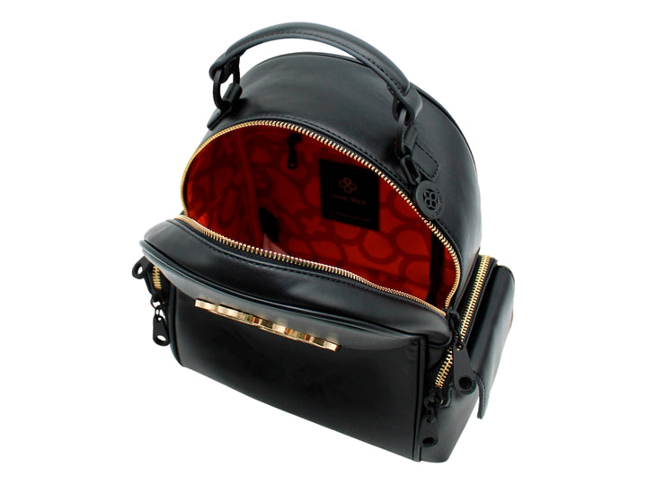 Bolso tipo mochila color negro de la marca Jaime Ibiza con detalles y cierres en color dorado.