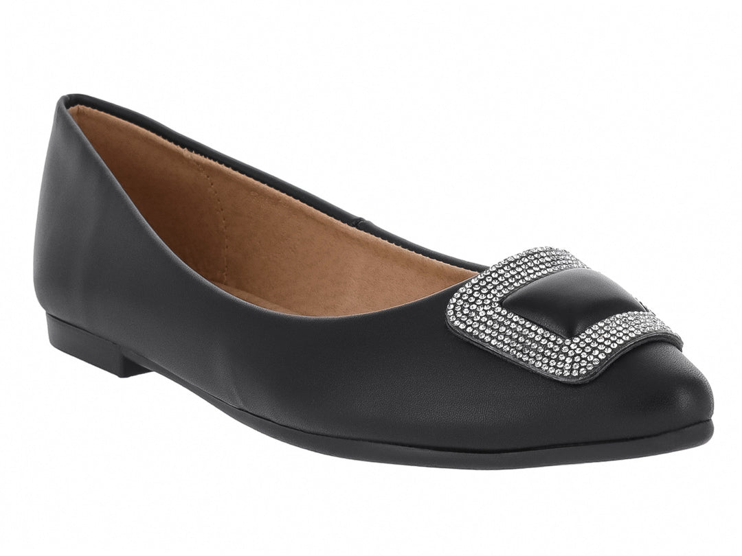 Zapato plano negro con detalle de hebilla brillante en la punta.