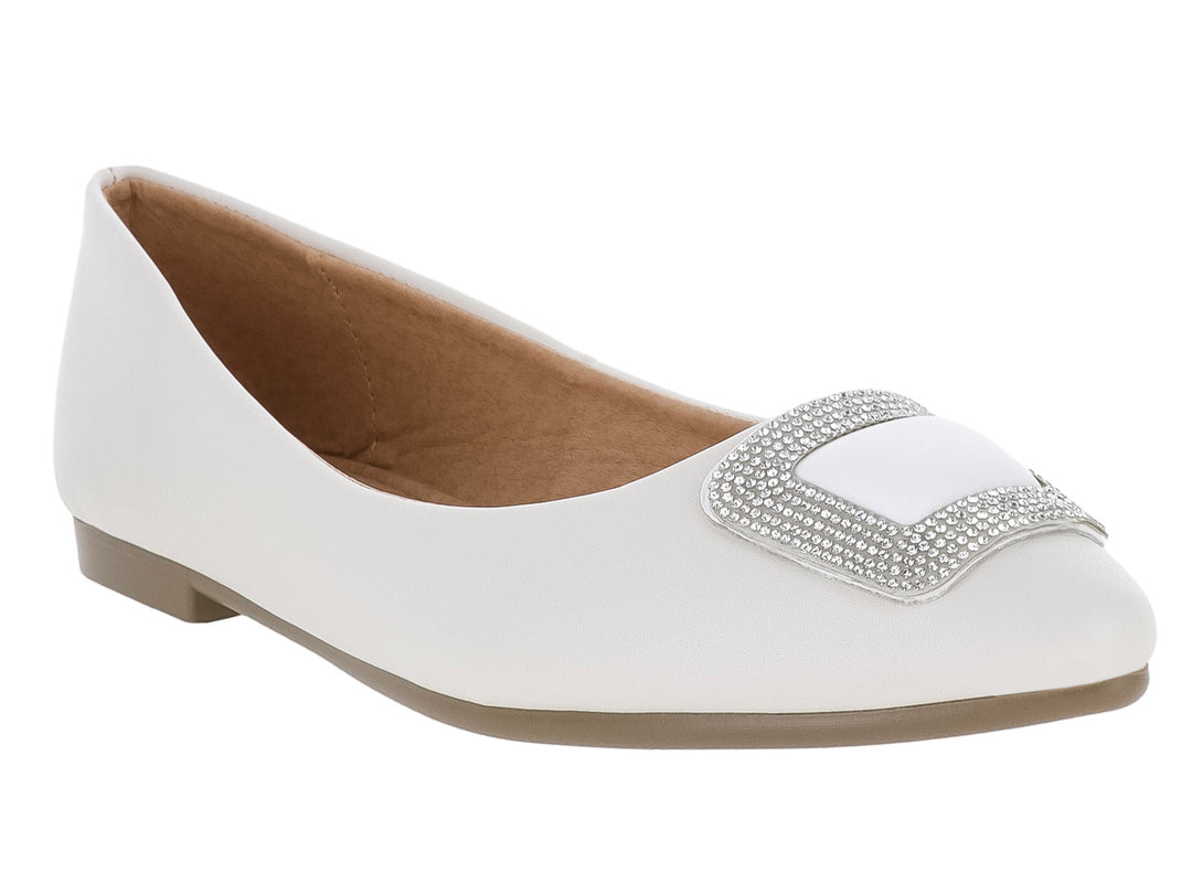 Zapatos planos color latte con adorno brillante en la punta.