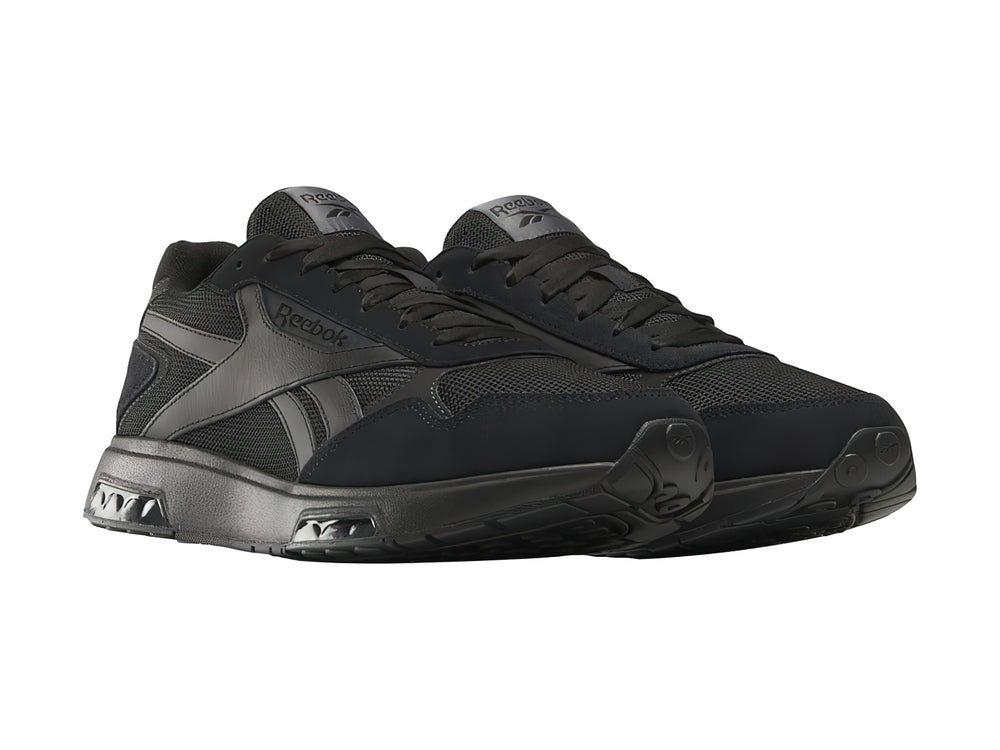 Tenis deportivos Reebok color negro con malla transpirable y suela amortiguada.