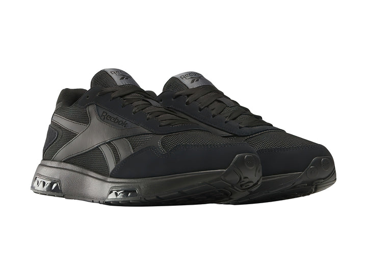 Tenis deportivos Reebok color negro con malla transpirable y suela amortiguada.