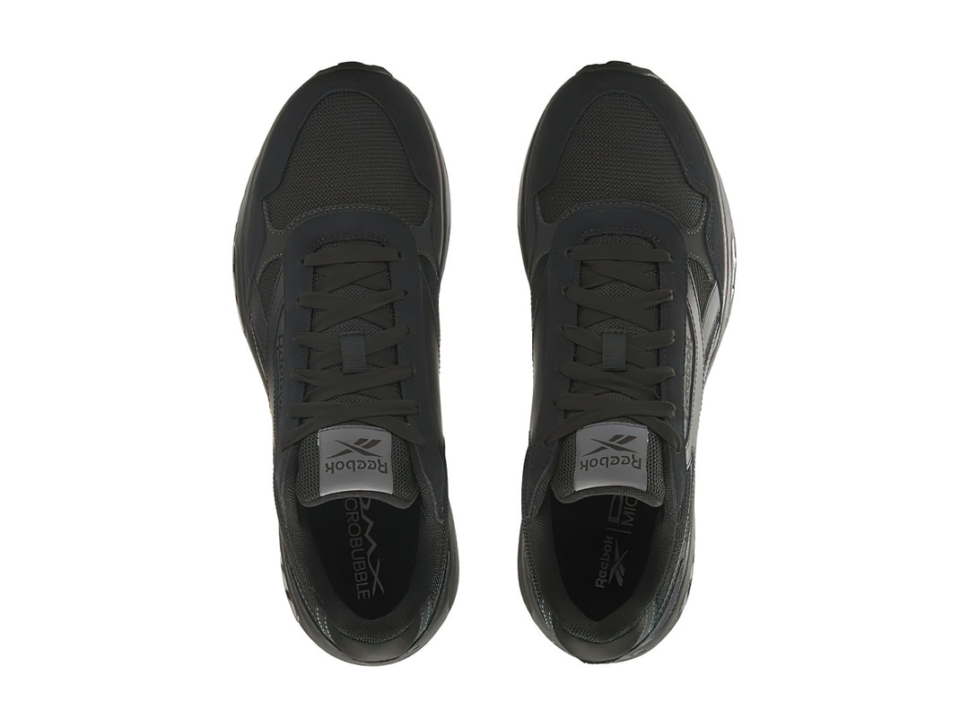 Tenis deportivos Reebok color negro con malla transpirable y suela amortiguada.
