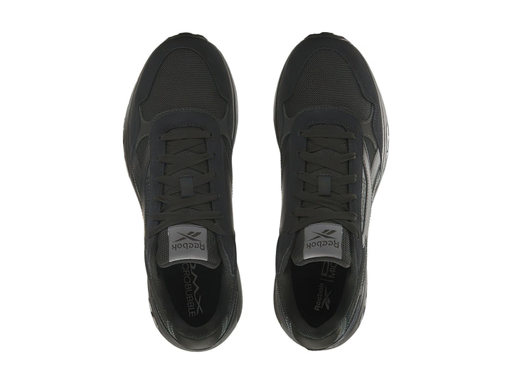 Tenis deportivos Reebok color negro con malla transpirable y suela amortiguada.