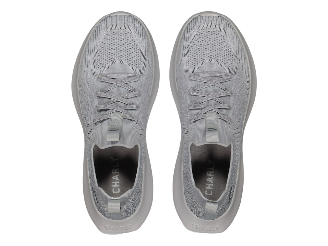 Tenis deportivos Charly de color gris con tejido transpirable y suela cómoda.