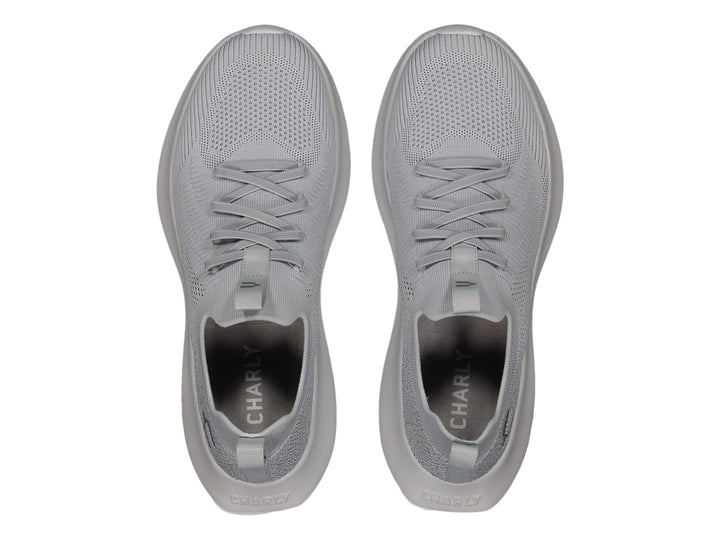 Tenis deportivos Charly de color gris con tejido transpirable y suela cómoda.