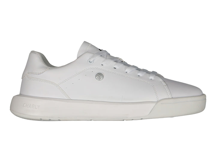 Tenis blancos Charly de corte bajo con suela plana y cordones.