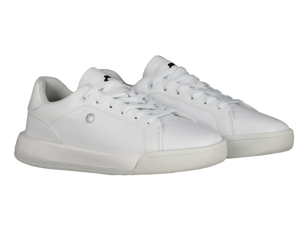 Tenis blancos Charly de corte bajo con suela plana y cordones.
