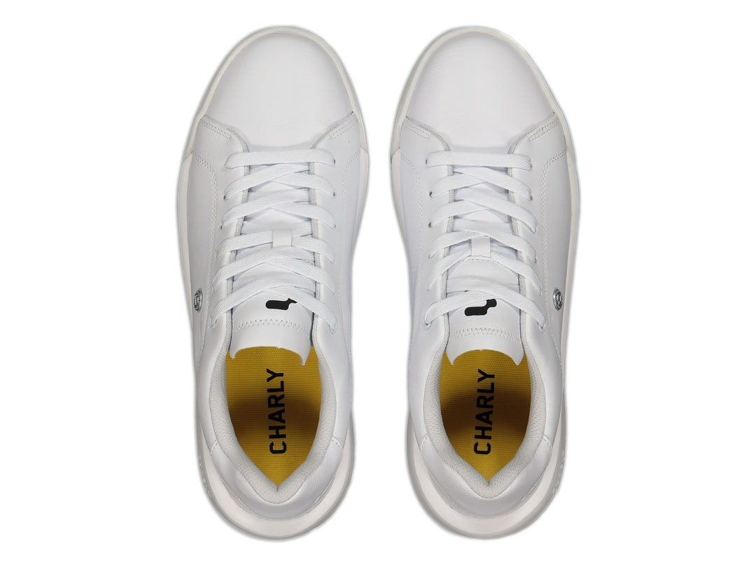 Tenis blancos Charly de corte bajo con suela plana y cordones.