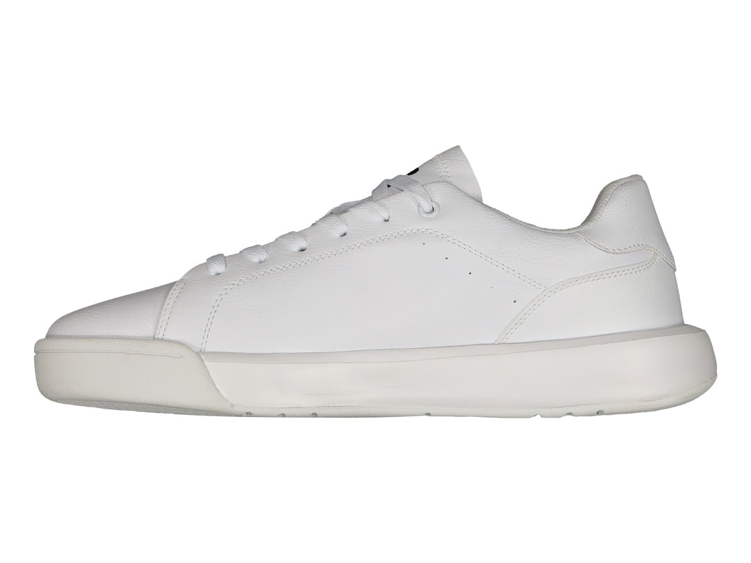 Tenis blancos Charly de corte bajo con suela plana y cordones.
