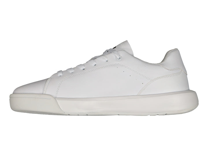 Tenis blancos Charly de corte bajo con suela plana y cordones.