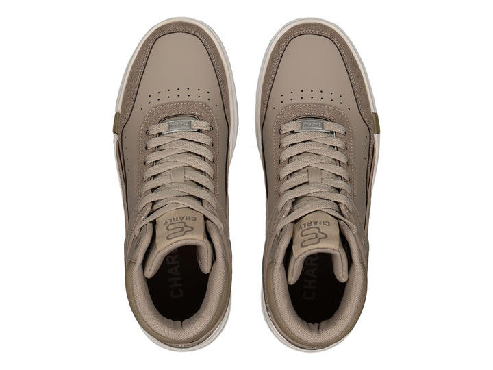Tenis Charly de bota alta en color beige con suela blanca y base marrón.