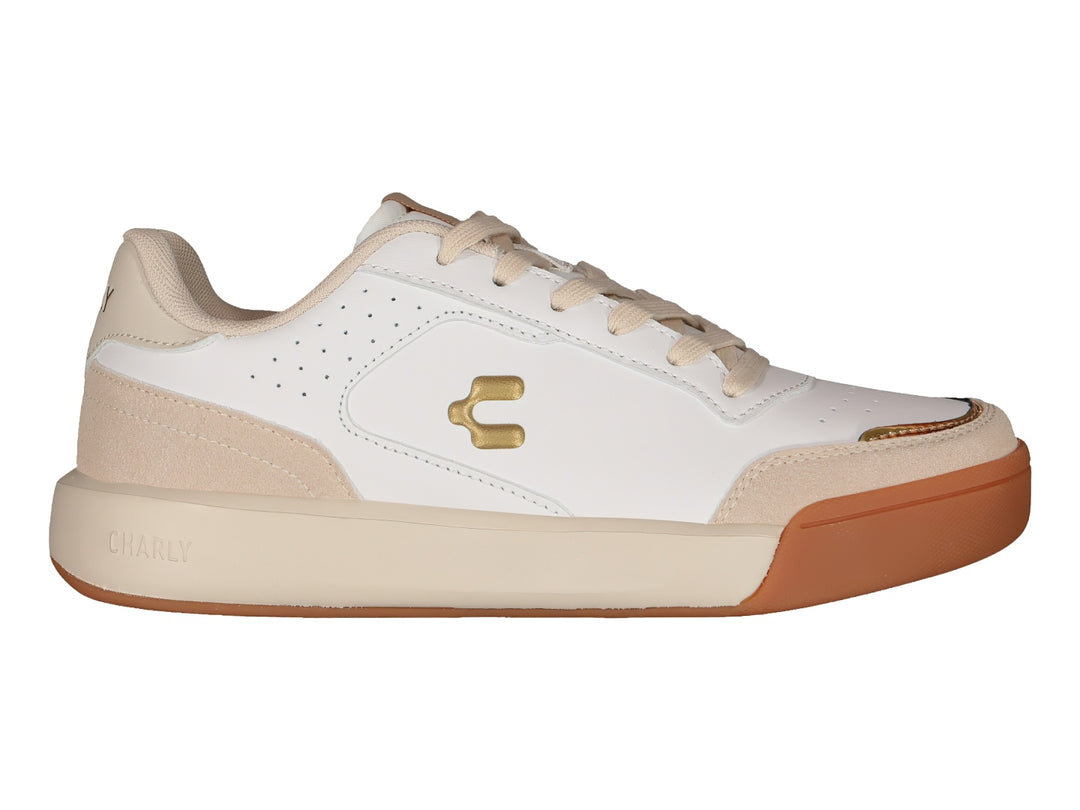 Tenis deportivos Charly en color blanco y beige con detalles en dorado y suela plana.