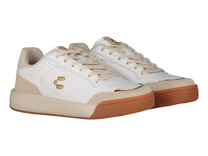 Tenis deportivos Charly en color blanco y beige con detalles en dorado y suela plana.