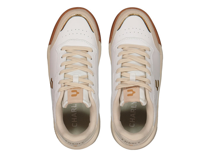 Tenis deportivos Charly en color blanco y beige con detalles en dorado y suela plana.