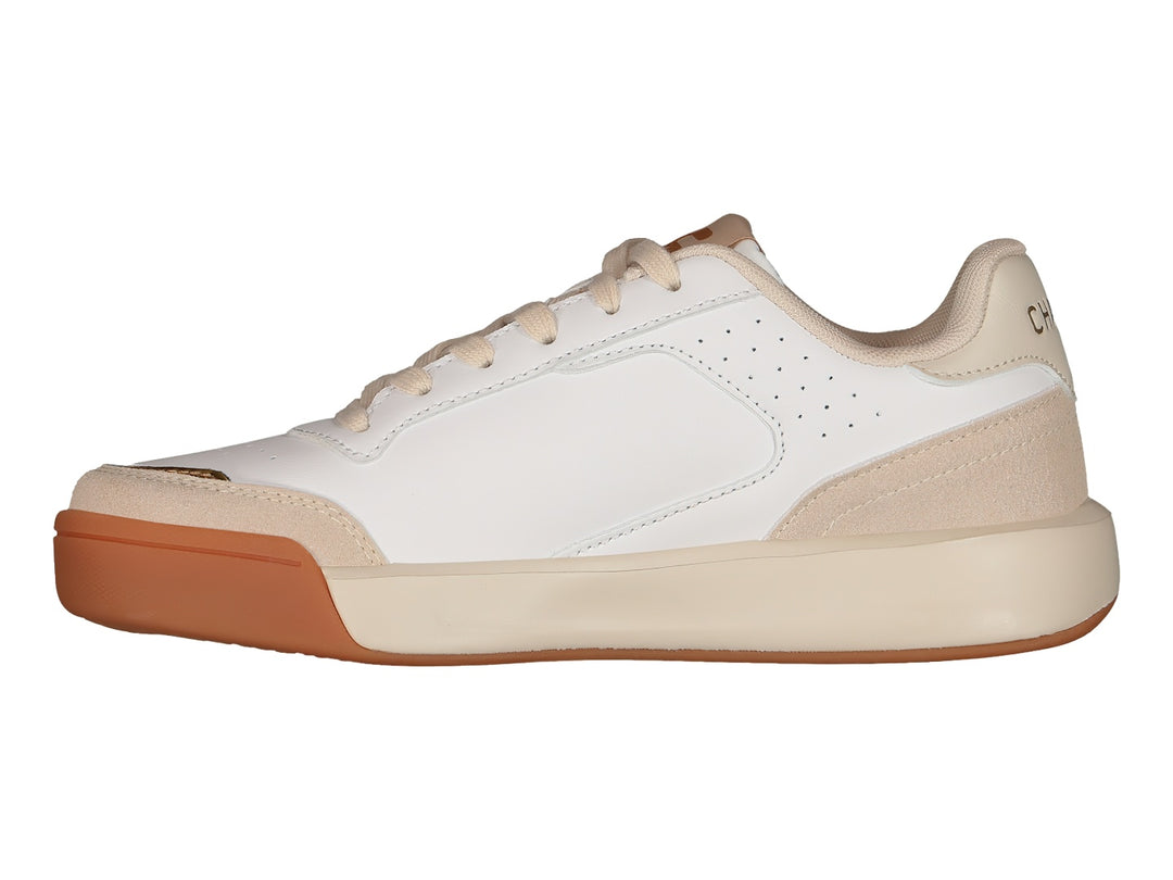 Tenis deportivos Charly en color blanco y beige con detalles en dorado y suela plana.