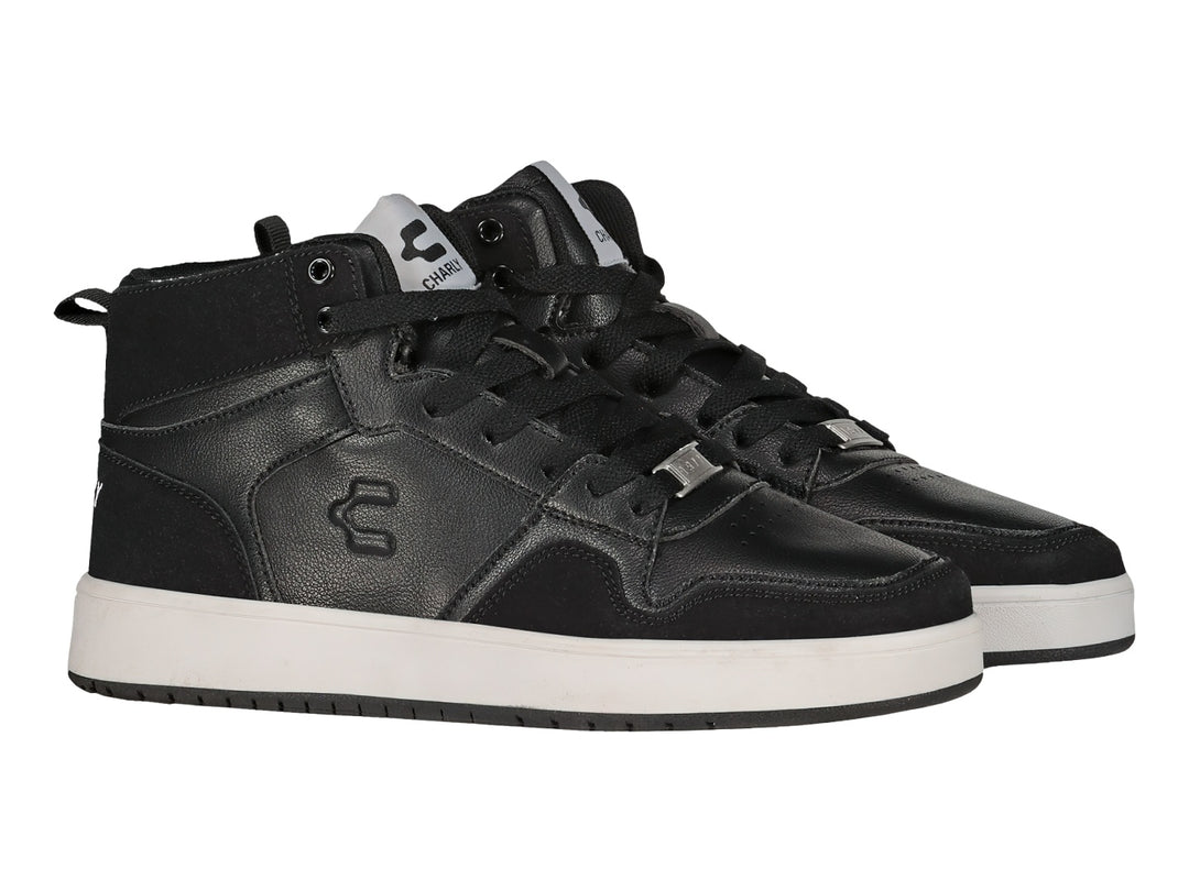 Tenis deportivos Charly de corte medio en color negro con suela blanca.