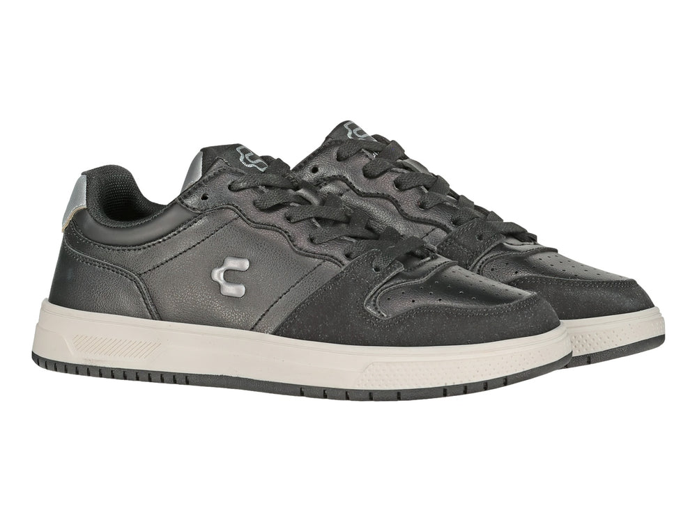 Tenis deportivos Charly color negro con detalles en plata y suela blanca.