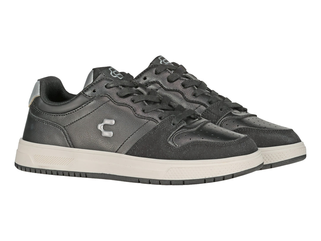 Tenis deportivos Charly color negro con detalles en plata y suela blanca.