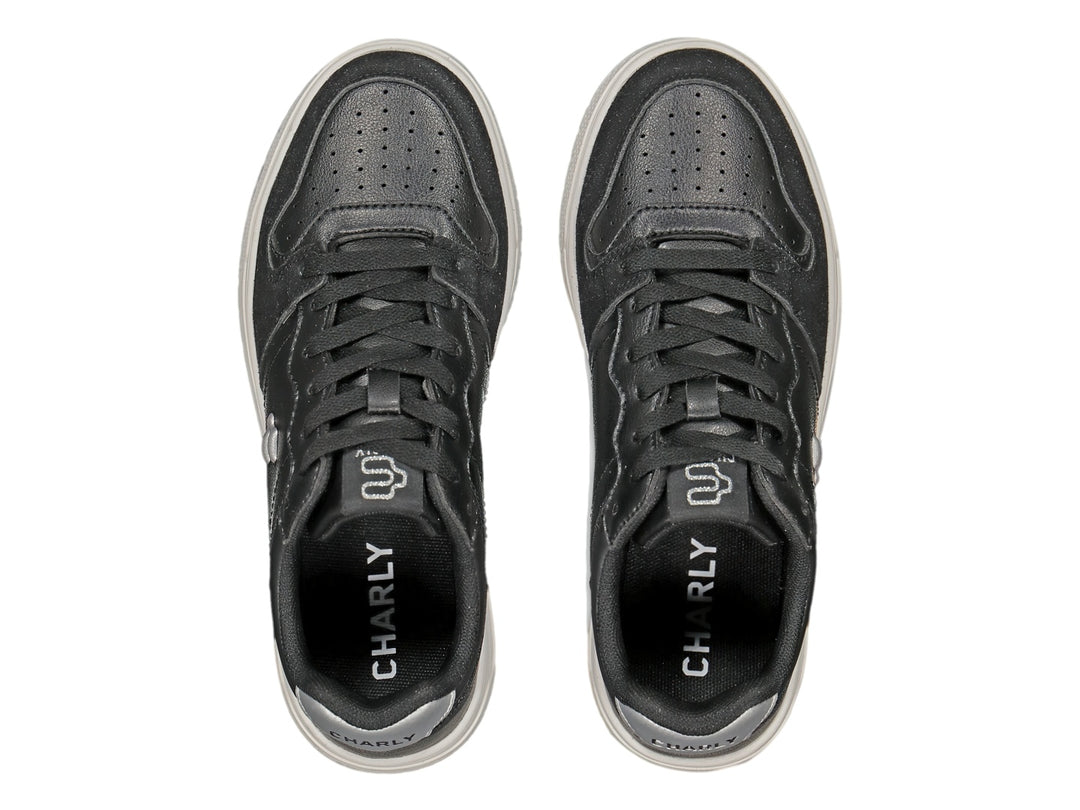 Tenis deportivos Charly color negro con detalles en plata y suela blanca.