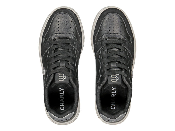 Tenis deportivos Charly color negro con detalles en plata y suela blanca.