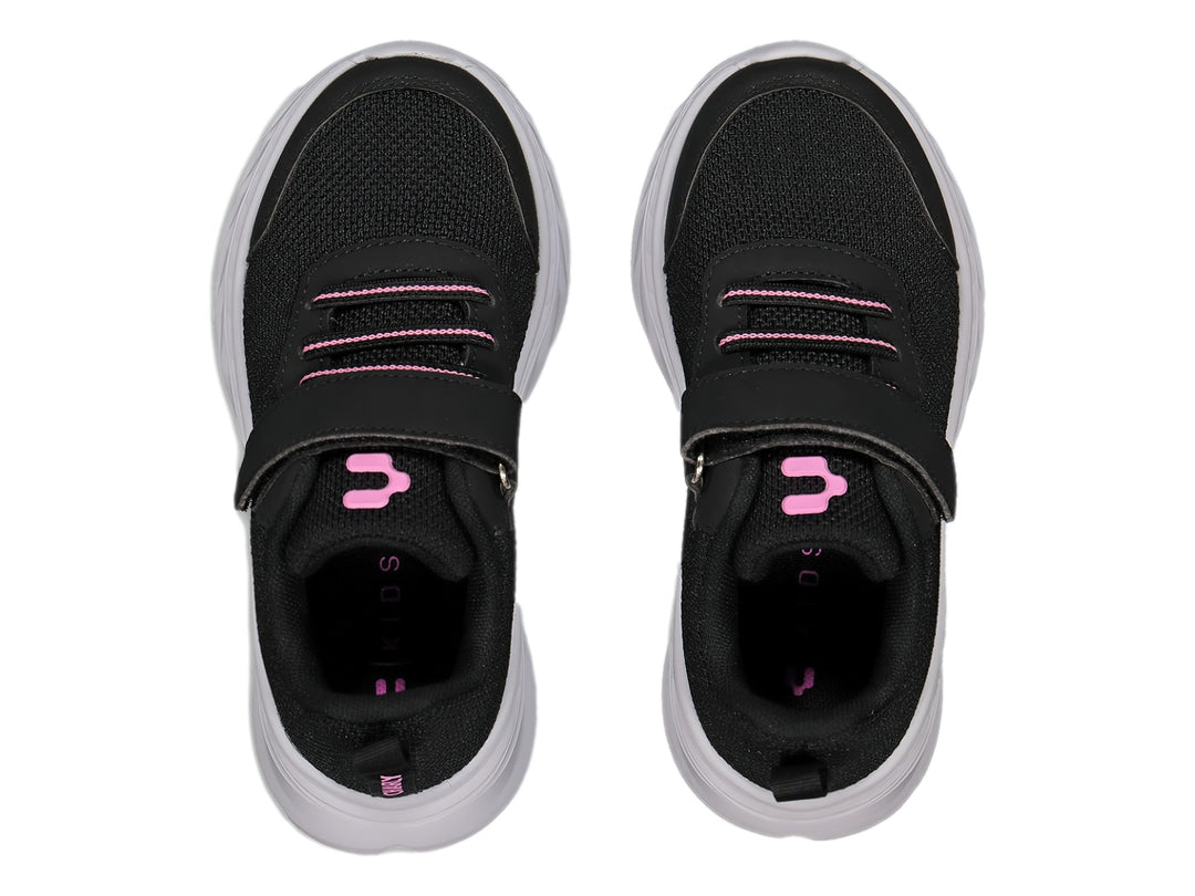 Tenis deportivos Charly color negro con suela blanca y detalles en rosa, cierre de velcro para niños.