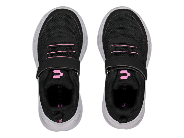 Tenis deportivos Charly color negro con suela blanca y detalles en rosa, cierre de velcro para niños.