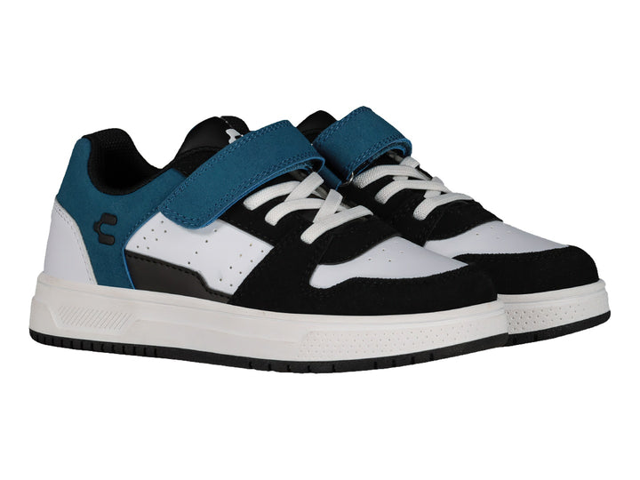 Tenis deportivos para Niño Charly en colores blanco, negro y azul con cierre de velcro y agujetas.