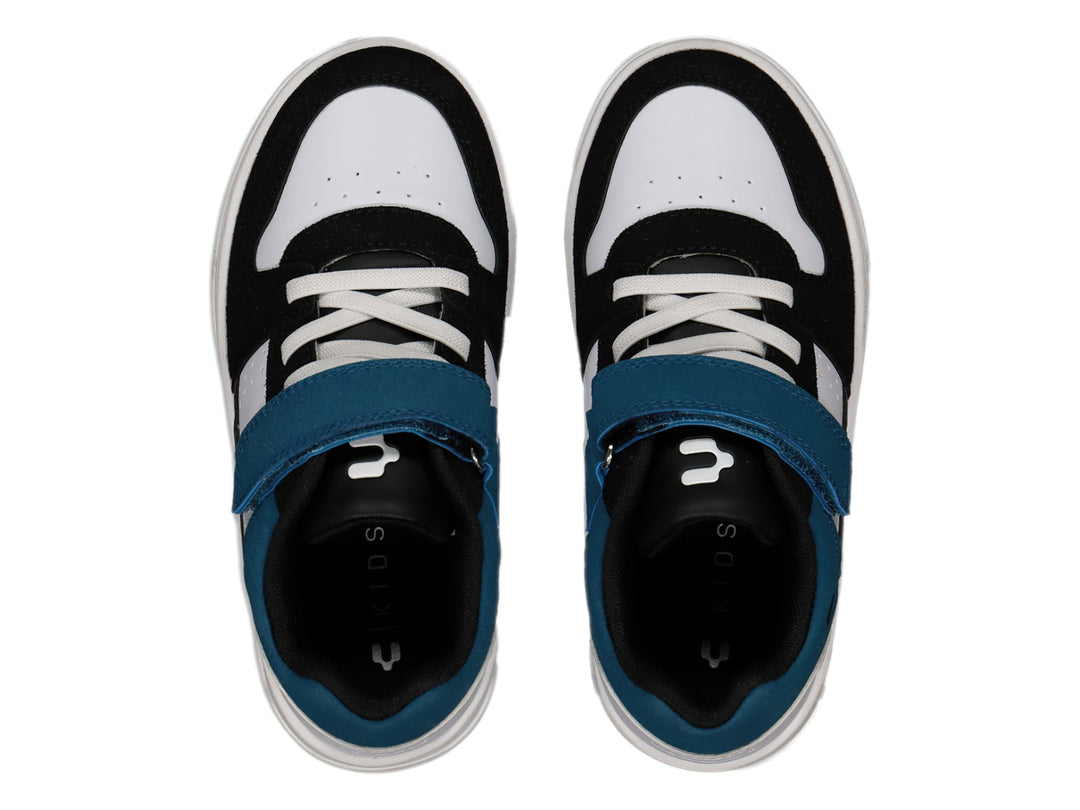Tenis deportivos para Niño Charly en colores blanco, negro y azul con cierre de velcro y agujetas.