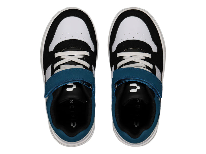 Tenis deportivos para Niño Charly en colores blanco, negro y azul con cierre de velcro y agujetas.