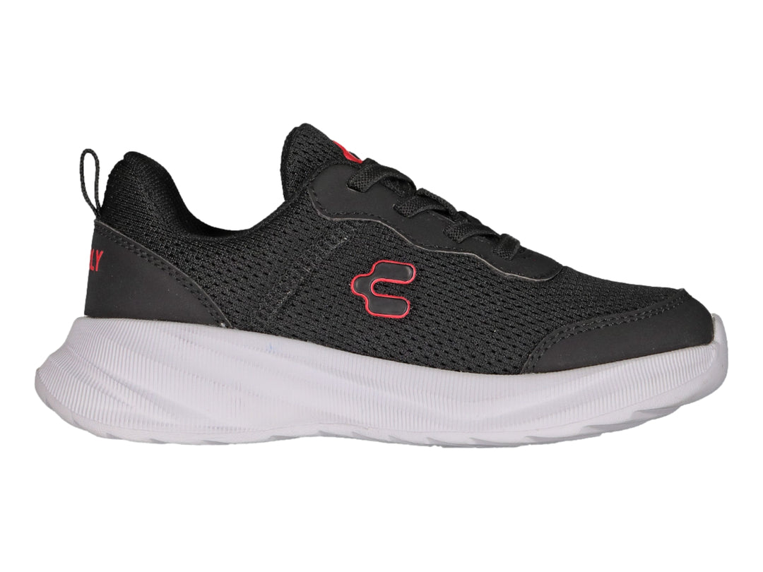 Tenis deportivos Charly color negro con suela blanca y logotipo rojo.