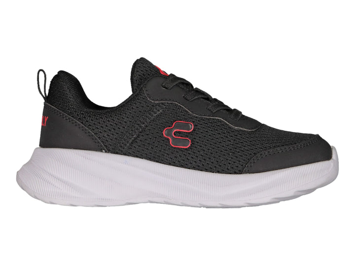 Tenis deportivos Charly color negro con suela blanca y logotipo rojo.