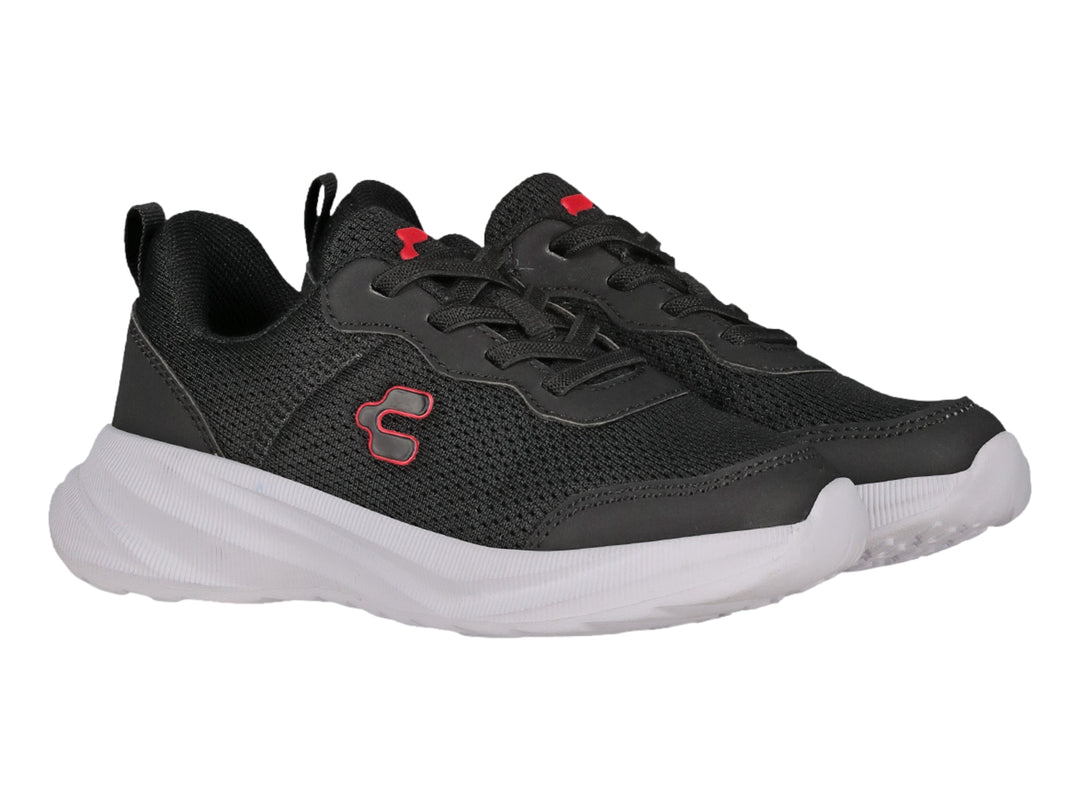 Tenis deportivos Charly color negro con suela blanca y logotipo rojo.