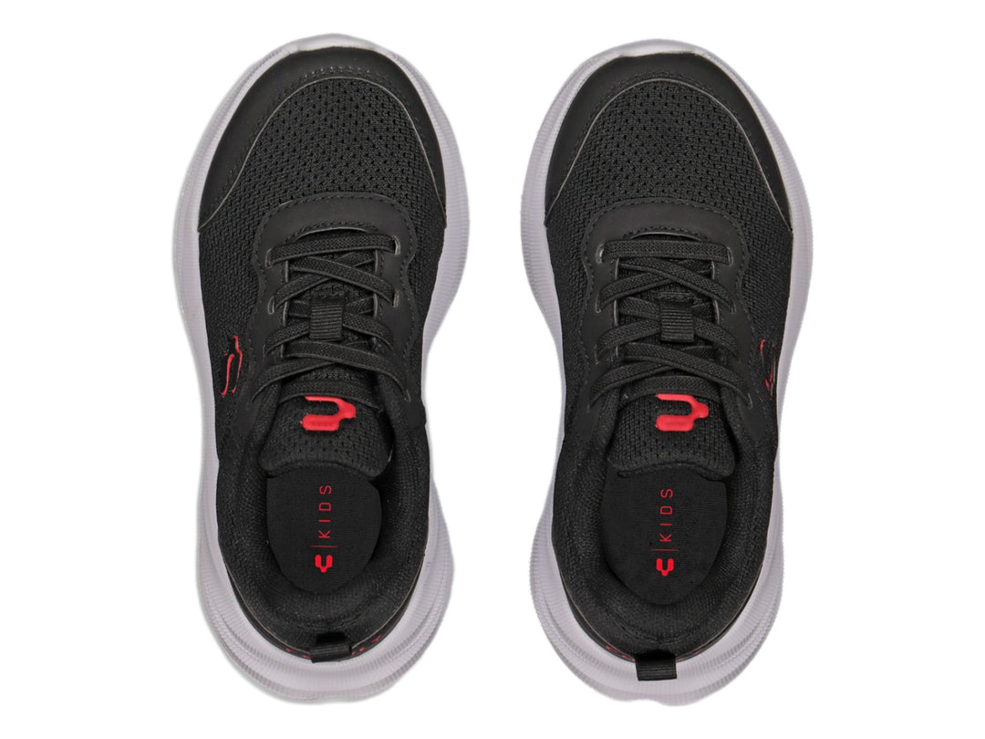 Tenis deportivos Charly color negro con suela blanca y logotipo rojo.