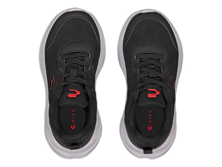 Tenis deportivos Charly color negro con suela blanca y logotipo rojo.