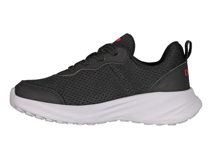 Tenis deportivos Charly color negro con suela blanca y logotipo rojo.