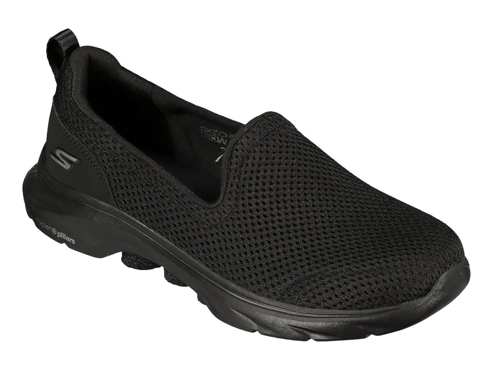 Zapato deportivo Skechers Go Walk 7 en color negro, diseño slip-on con tejido de malla y suela amortiguada.