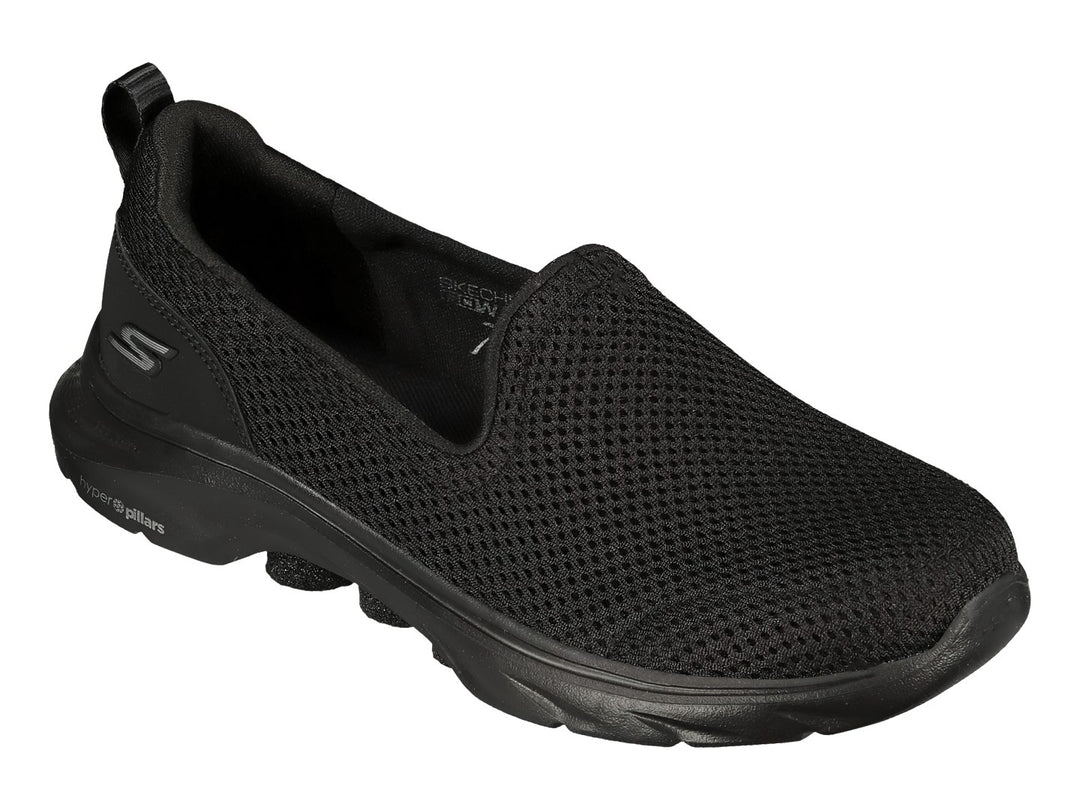 Zapato deportivo Skechers Go Walk 7 en color negro, diseño slip-on con tejido de malla y suela amortiguada.