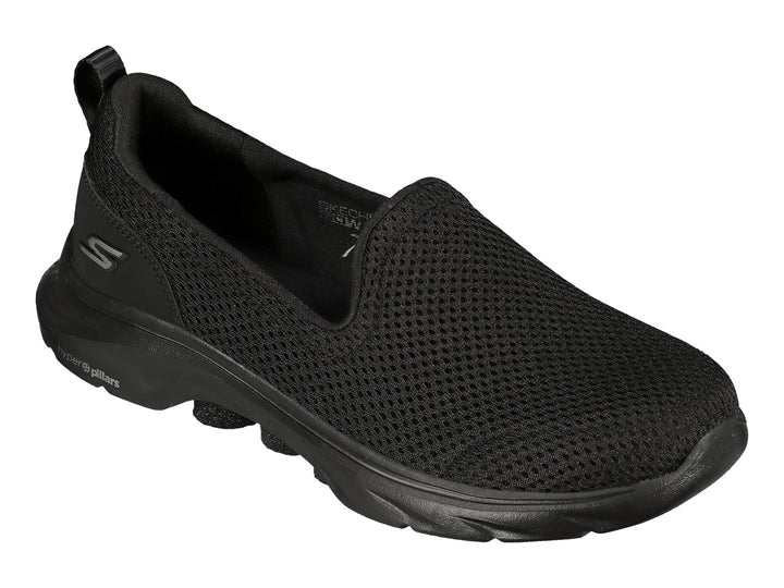 Zapato deportivo Skechers Go Walk 7 en color negro, diseño slip-on con tejido de malla y suela amortiguada.