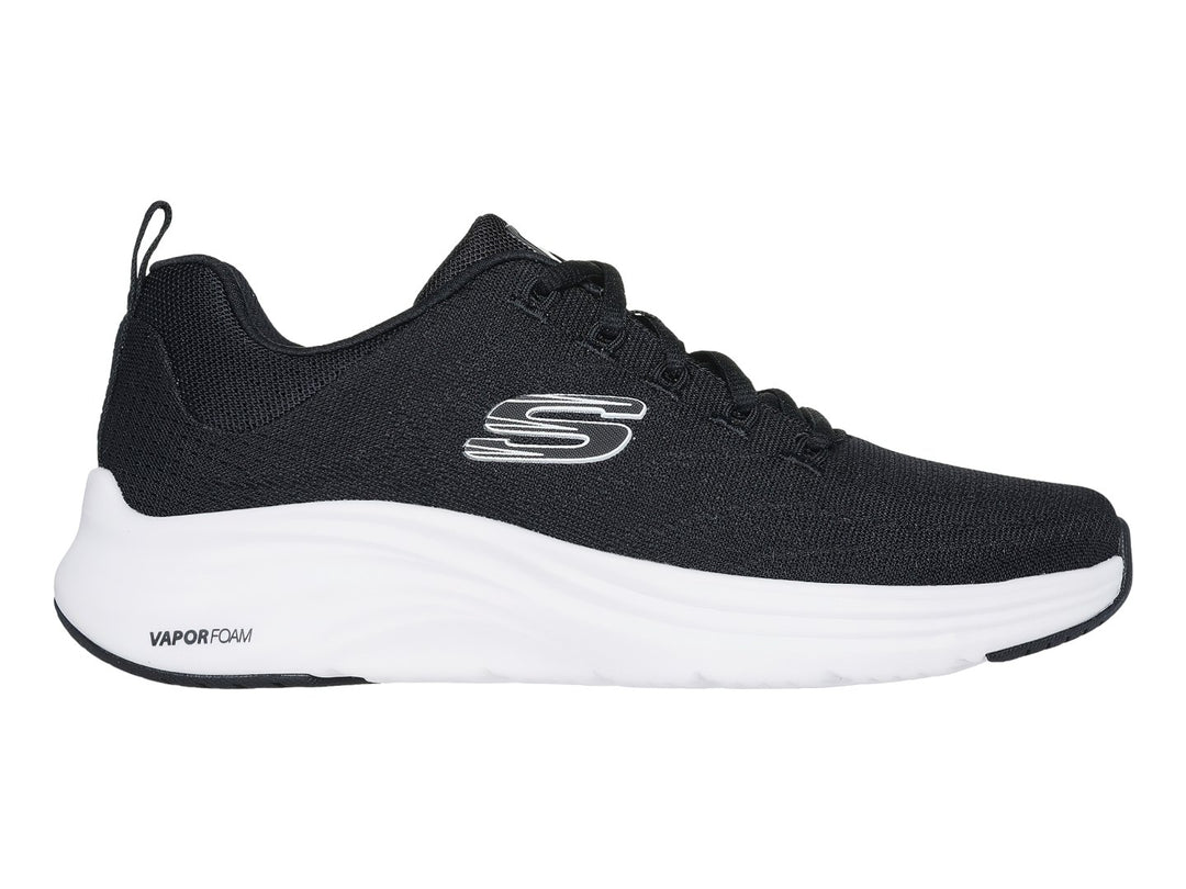 Tenis deportivos Skechers color negro con suela blanca y logotipo lateral en color plata.