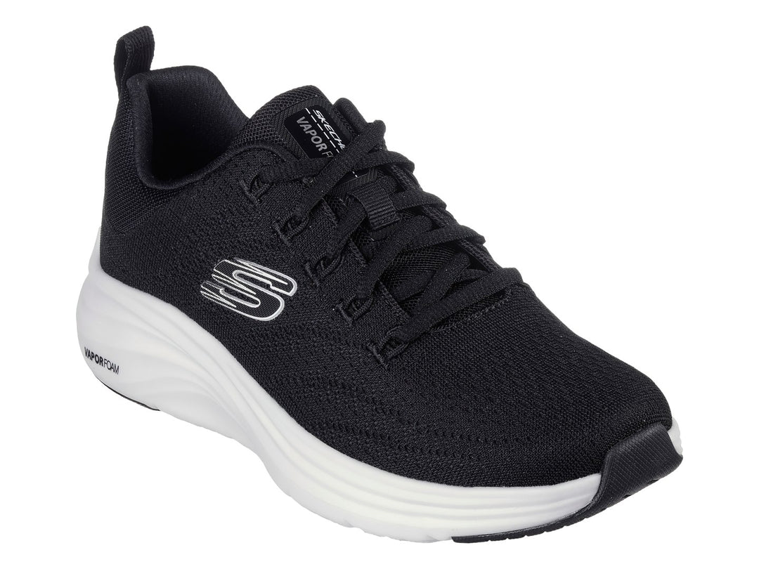Tenis deportivos Skechers color negro con suela blanca y logotipo lateral en color plata.