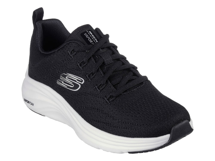 Tenis deportivos Skechers color negro con suela blanca y logotipo lateral en color plata.