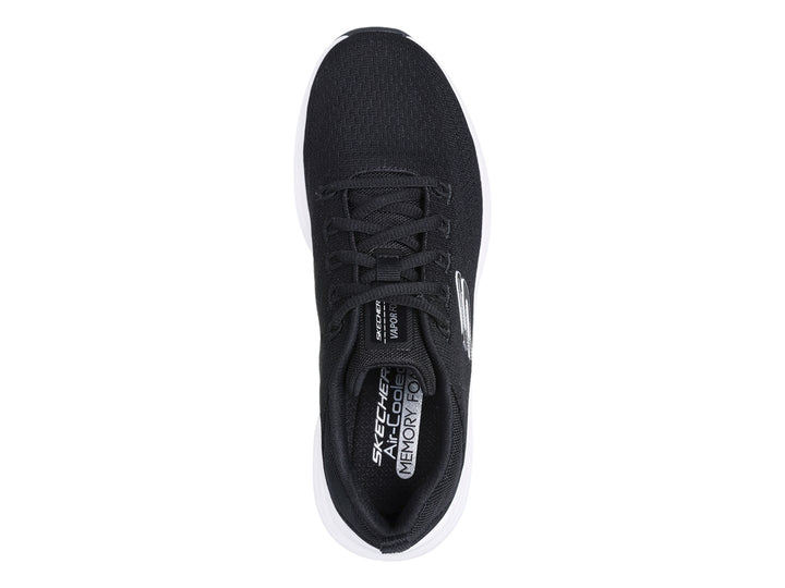 Tenis deportivos Skechers color negro con suela blanca y logotipo lateral en color plata.