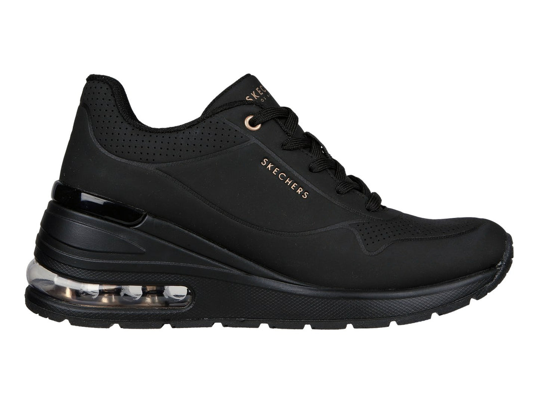 Tenis deportivos Skechers color negro con cámara de aire visible en la suela.