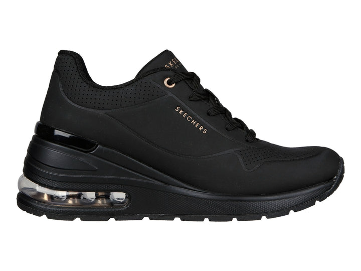 Tenis deportivos Skechers color negro con cámara de aire visible en la suela.