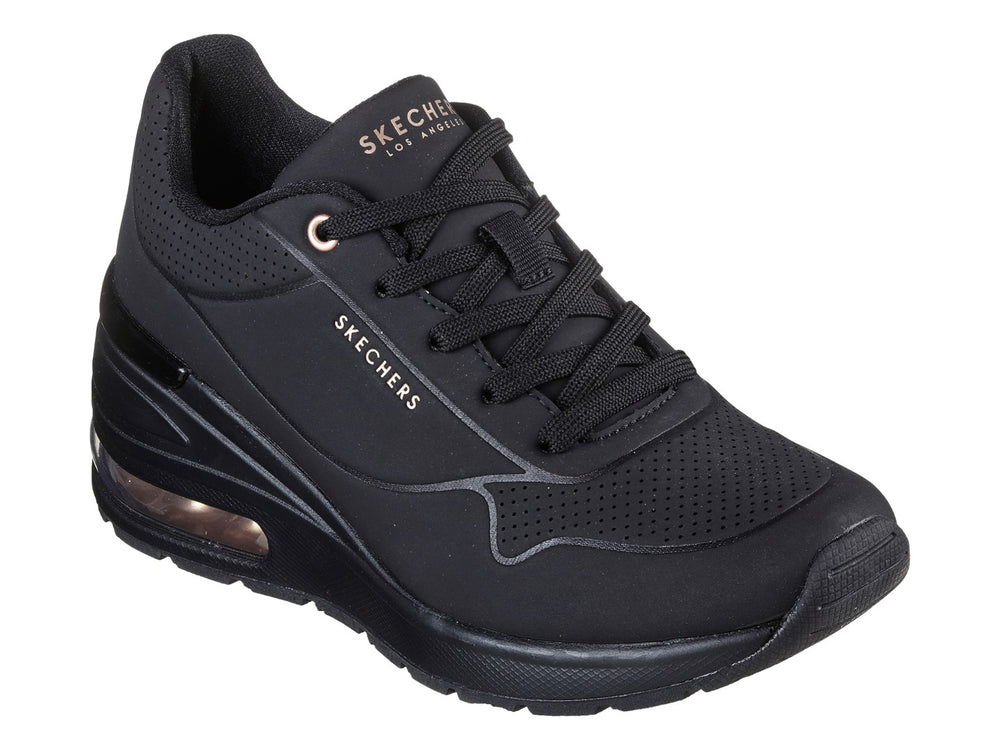 Tenis deportivos Skechers color negro con cámara de aire visible en la suela.