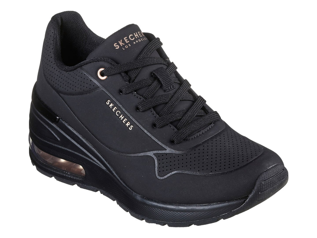 Tenis deportivos Skechers color negro con cámara de aire visible en la suela.