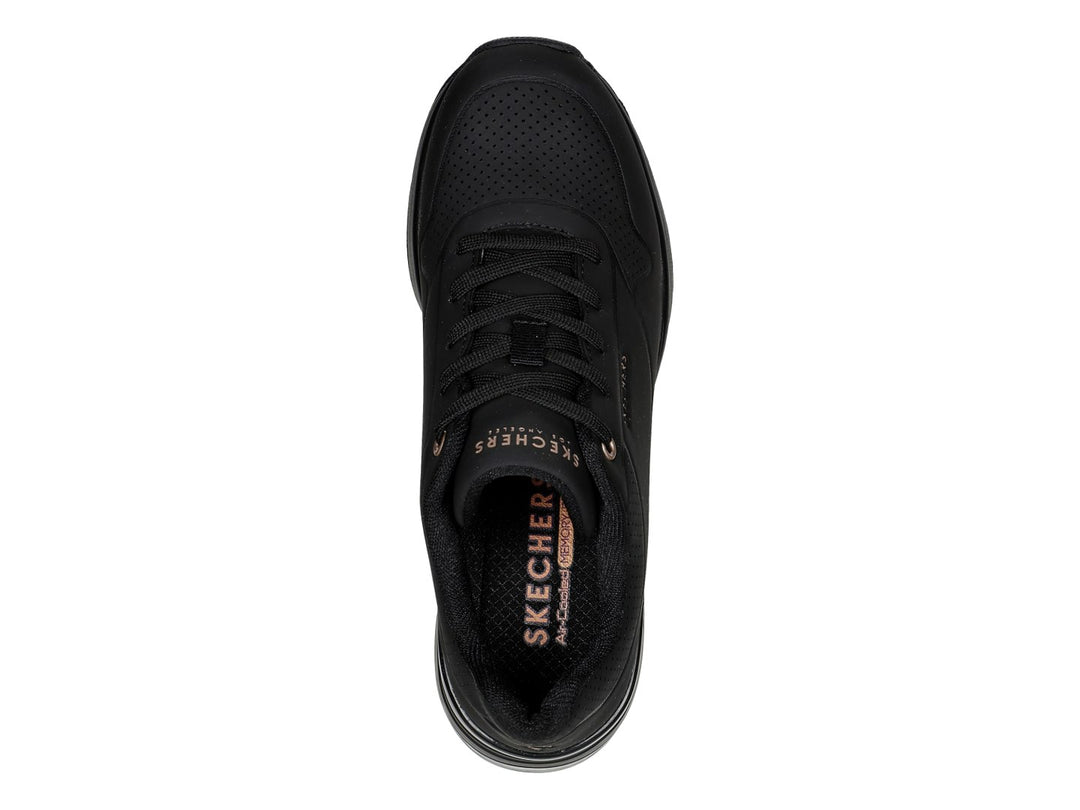 Tenis deportivos Skechers color negro con cámara de aire visible en la suela.